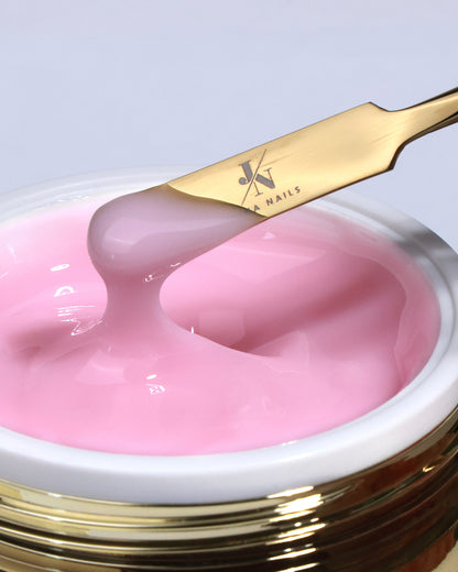 exture du builder gel Love Note – application au pinceau sur ongle naturel